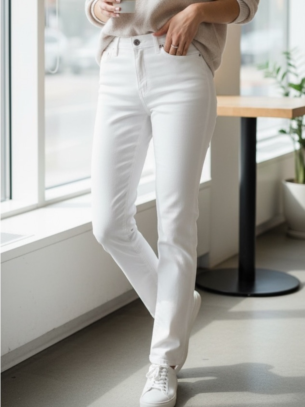 GAP Women's Bright White Straight Leg Jeans size 28